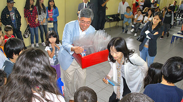 Mitsubishi Brasil President Fujii and his wife attend Kaeru Project Christmas party - 2011