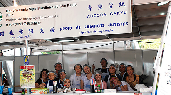 Funcionários da Mitsubishi Brasil participaram no Festival do Japão em São Paulo como PIPA voluntários -  2013